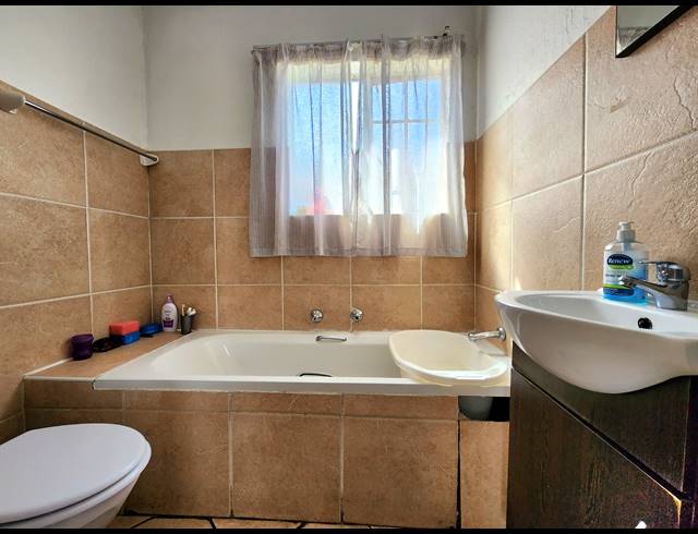 2 BEDROOM APARTMENT FOR SALE IN WILGEHEUWEL
